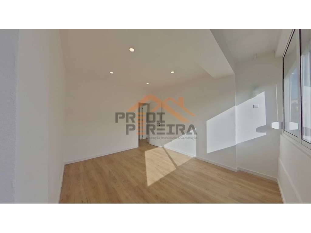 T2+1 (sótão) remodelado, perto do Metro da Amadora. - Grande imagem: 5/26