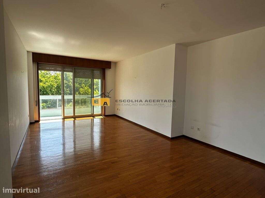 Apartamento T2 no Edifício Do Lago-0