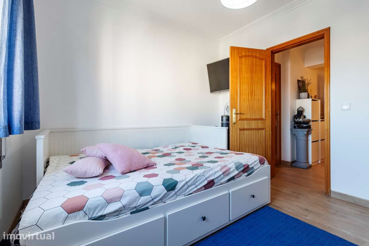 Apartamento T3 convertido em T2 c/ 2 Salas, Semi Remodelado em São Mar-25