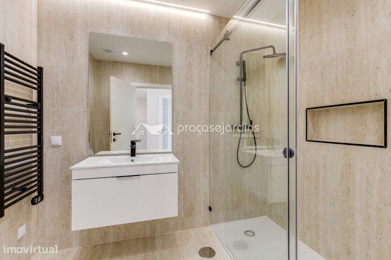 Moradia T3 de Arquitetura Moderna com Jardim e Garagem-12