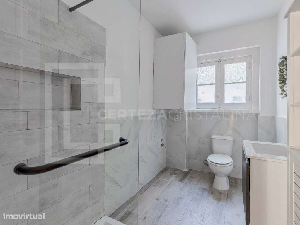 Apartamento T2 com logradouro no coração de Almada-15