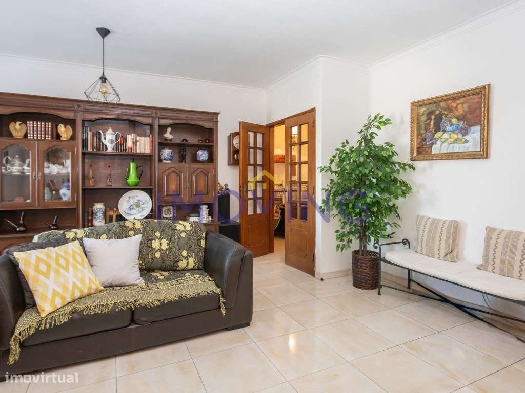 Apartamento T2 com parqueamento e arrecadação no Barreiro-4