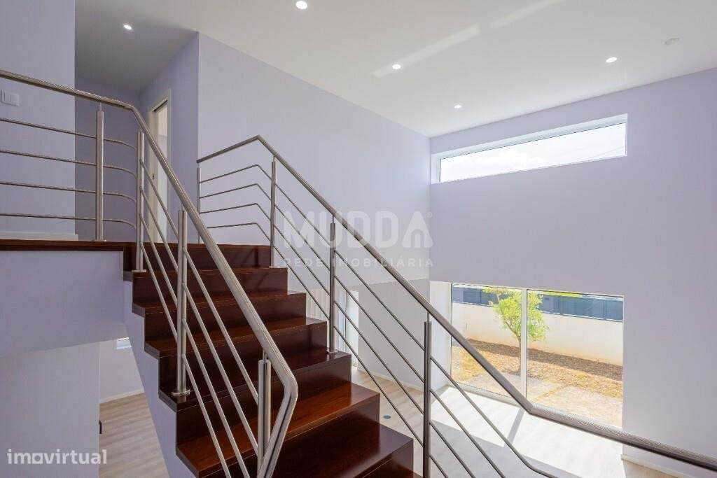 Moradia T4 com Design Contemporâneo e Acabamentos Premium-11
