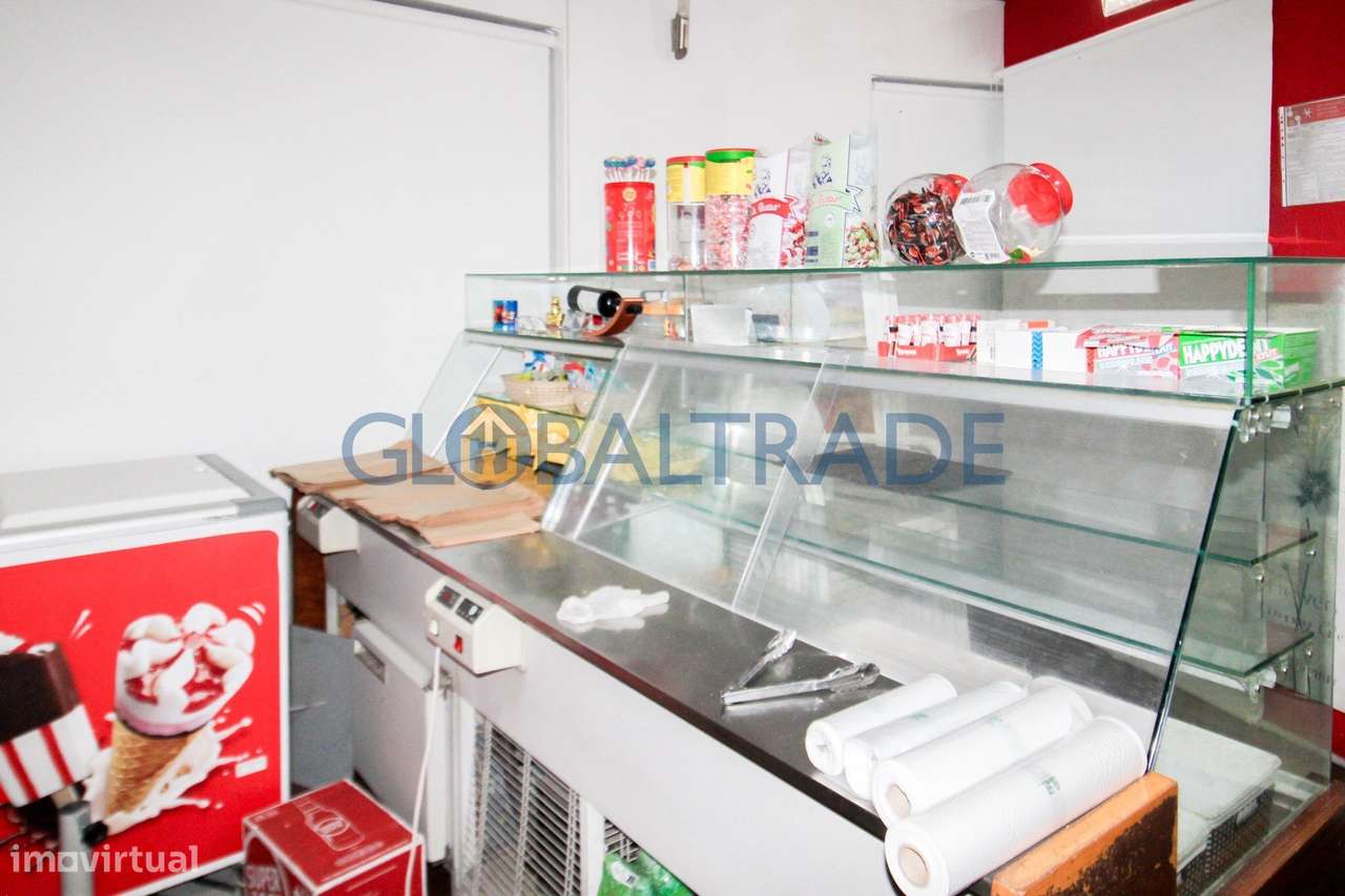 Trespasse de Confeitaria com espaço comercial equipado-8