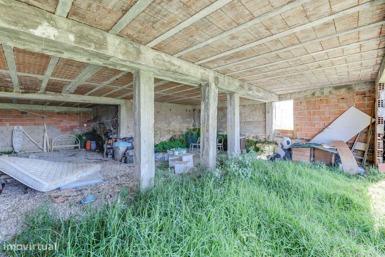 Moradia com Terreno Amplo e Vista Mar na Carvoeira-19