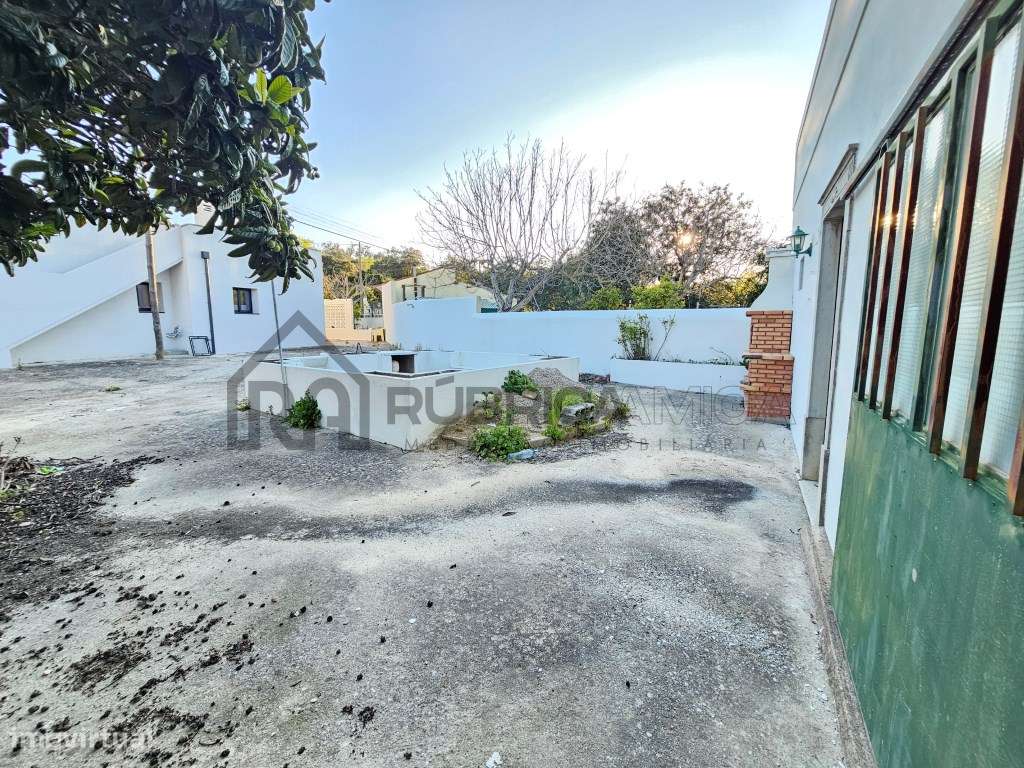 Moradia V3 renovada, com logradouro e anexo-32