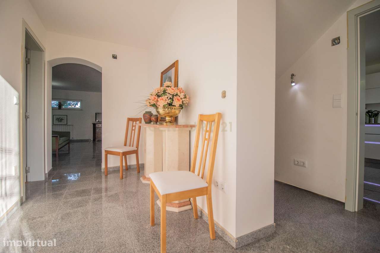 Moradia com piscina, terreno e anexos em Vieira de Leiria e a 2km da p-16