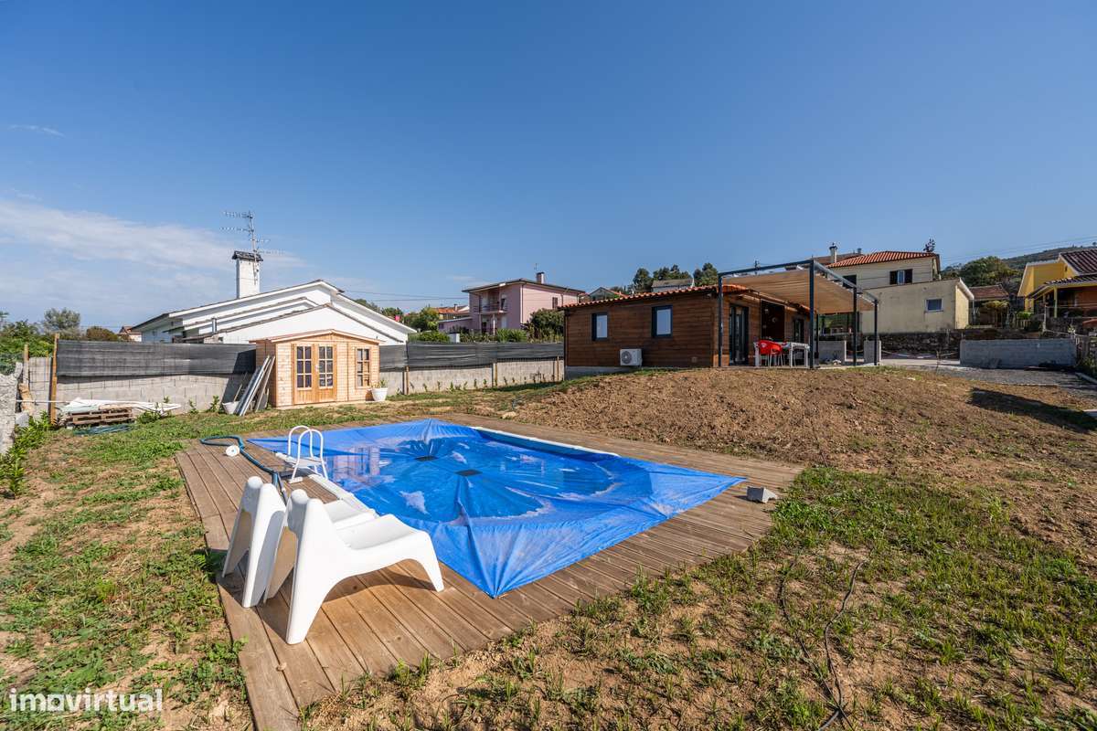 Moradia individual T2 térrea com piscina-5