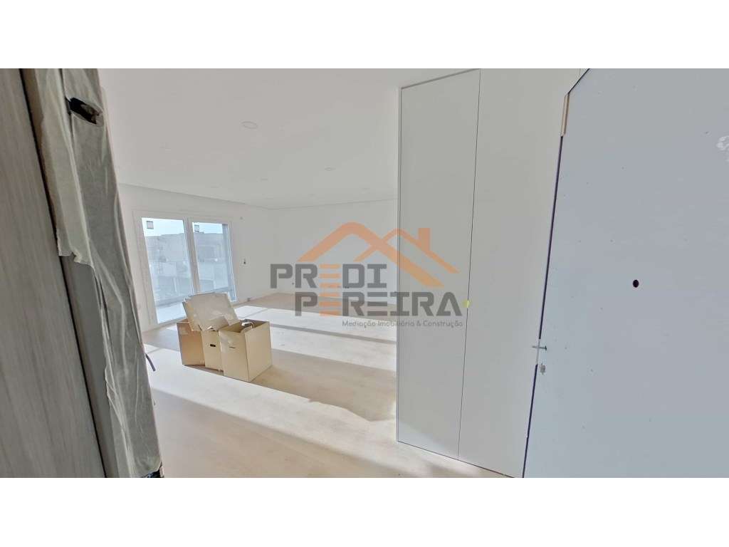 Apartamento T3, localizado em Santo António dos Cavaleiros. - Grande imagem: 3/27