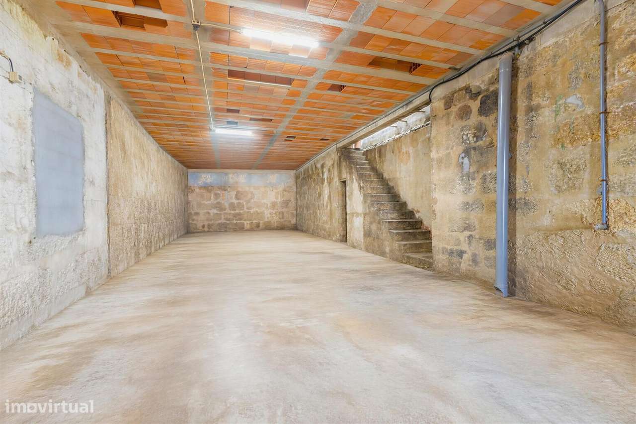 Moradia T2 renovada com Terraço, Jardim e Armazém - Centro de Baltar-34