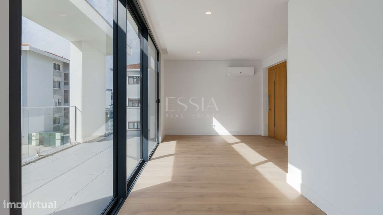 Moradia Geminada T3+1 com Jardim e Três Frentes na Boavista-42