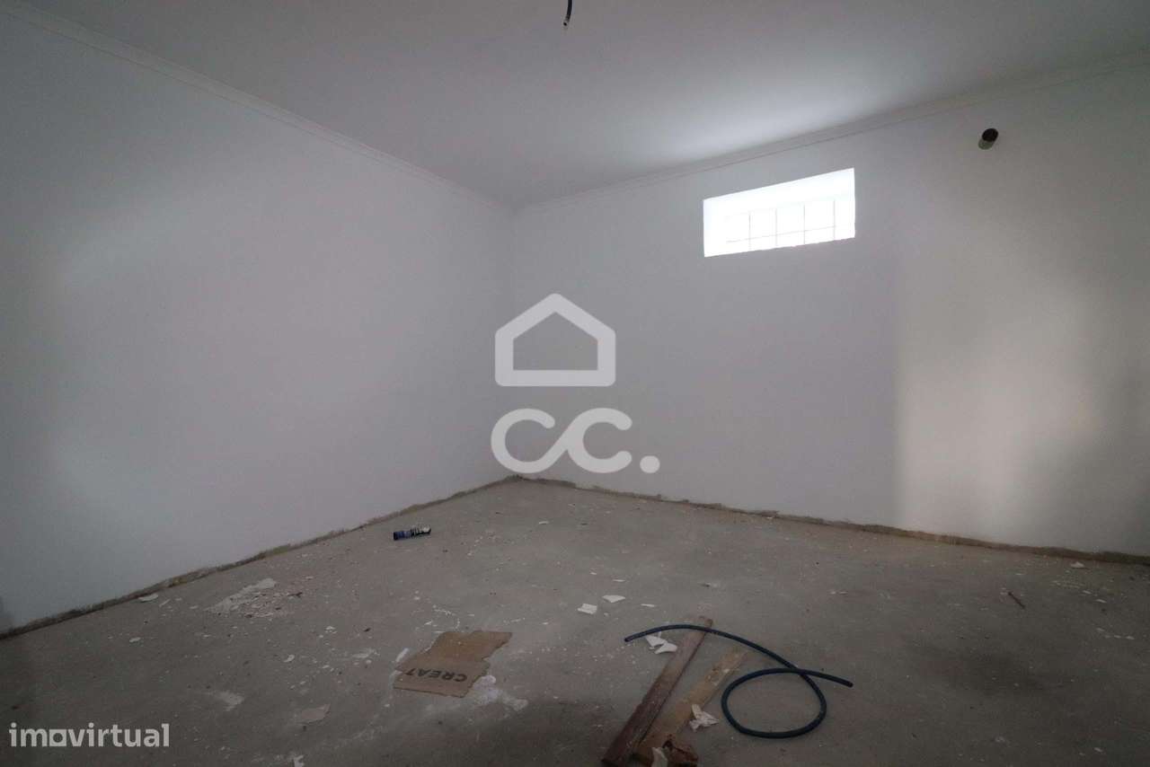 Moradia com entradas independentes, logradouro e quintal junto ao cent - Grande imagem: 5/18