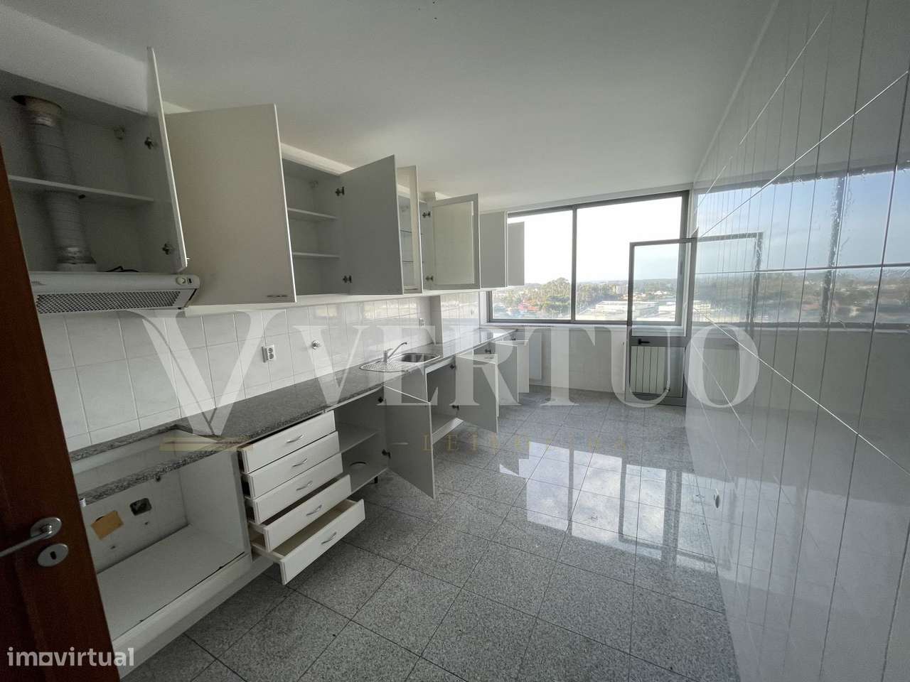 T4 em Moreira da Maia | 159 m² | 2 Garagens | Venda Judicial-8