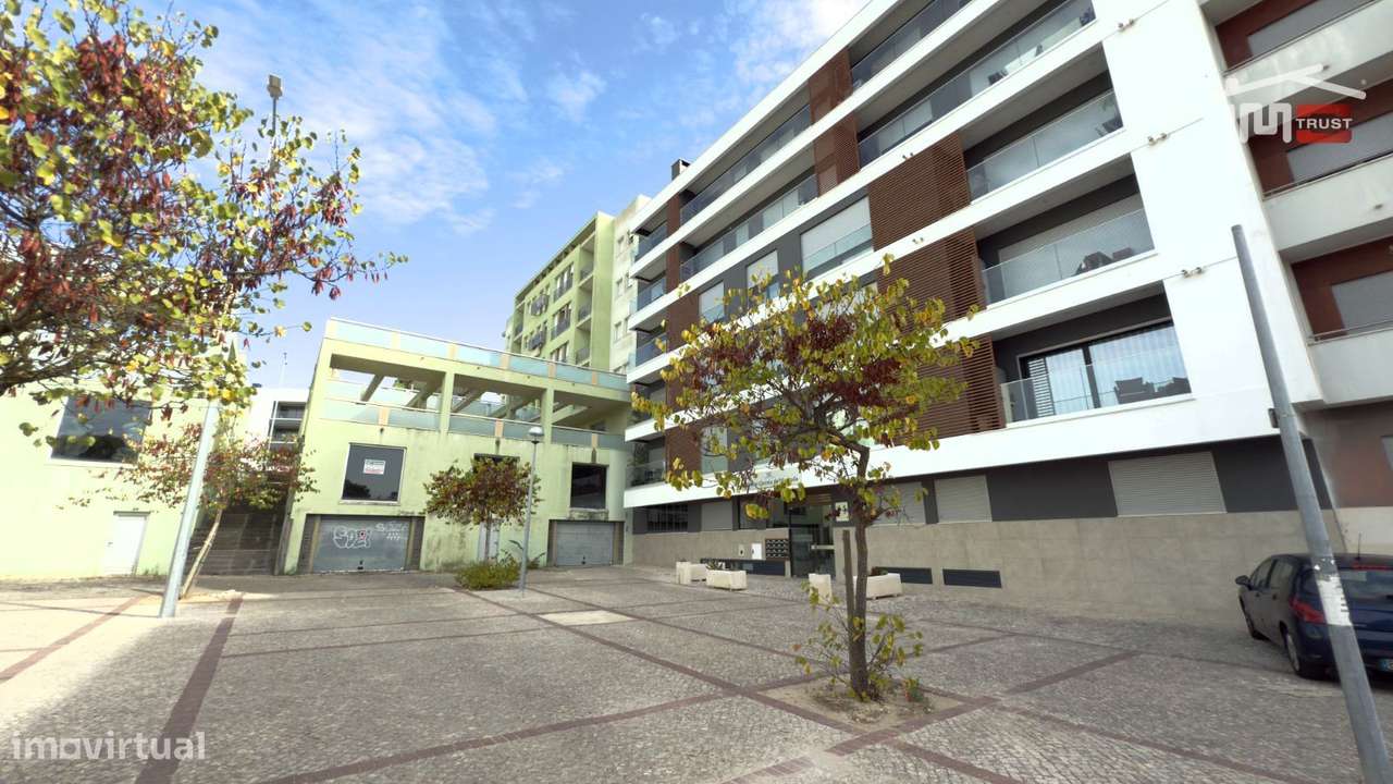 Loja 160m2 Camarate - Espaço Disponível a todas as Actividades Come...-35