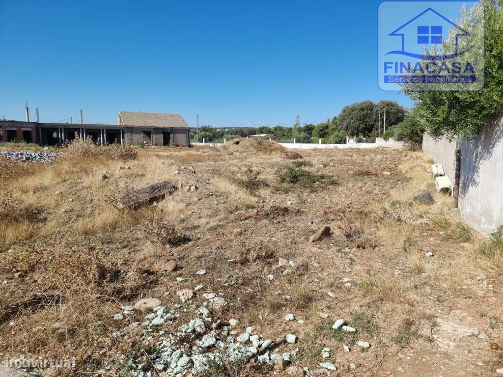 Terreno com moradia situado numa zona sossegada - Brejos(Elvas) - Grande imagem: 4/22