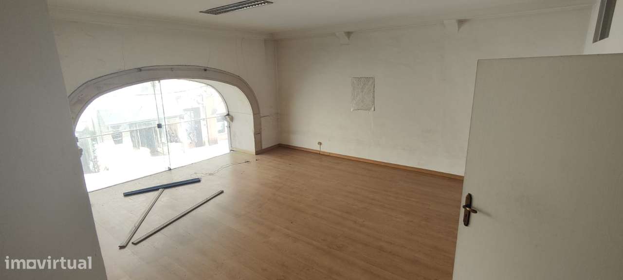 magnifico espaço comercial na Rua da Sofia, junto à Câmara Municipal-7