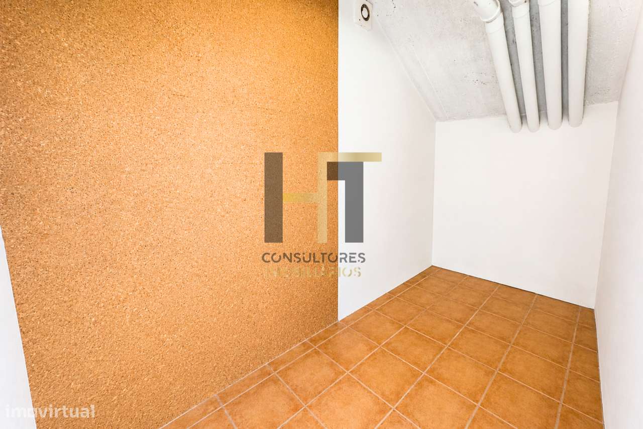 Moradia T3 | 4 Frentes | Piscina, Suite c/ Closet, Garagem 3 Carros |-32