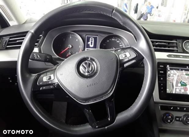 Volkswagen Passat 2.0 TDI (BlueMotion Technology) DSG Comfortline - 8