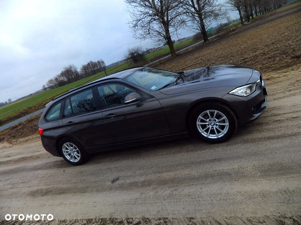 BMW Seria 3 318d xDrive Touring - 3