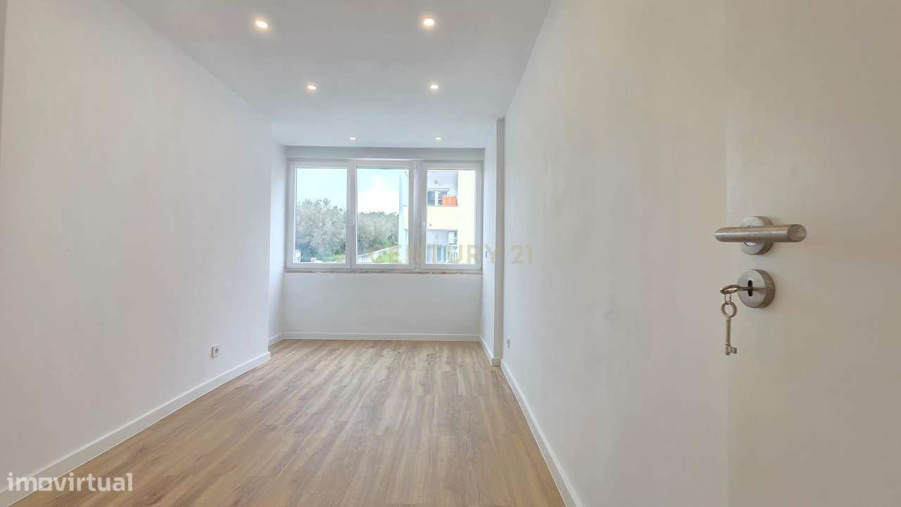 Apartamento T3 Renovado com elevador em Camarate – Pronto a Habitar-10