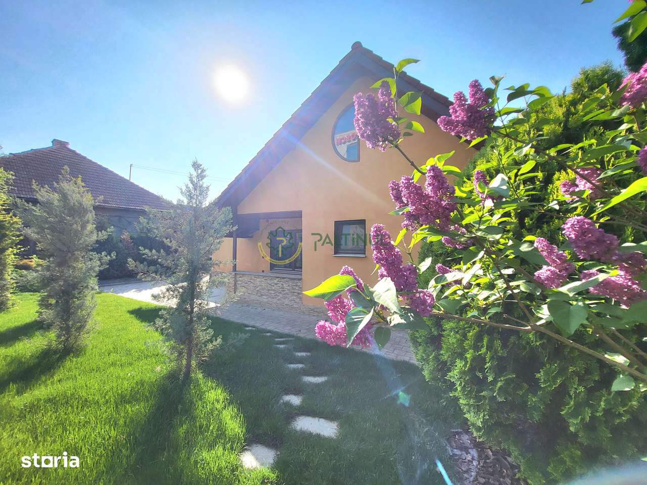 Casă de vânzare în centrul Sibiului – 3 camere și curte privată - Imagine principală: 1/10