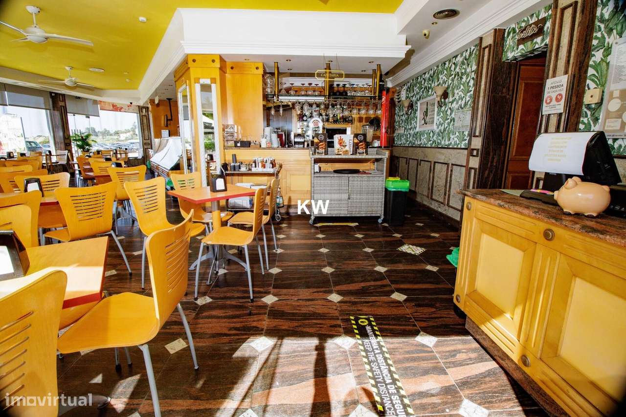 Pastelaria e Gelataria com vista mar em Armação de Pêra - Algarve - Grande imagem: 4/25