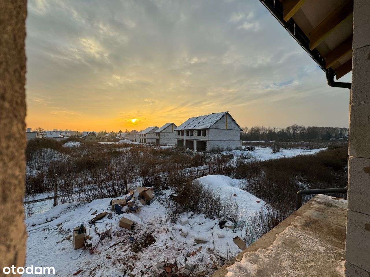 Dom szeregowy w stanie surowym otwartym, gaz oraz prąd na działce-4