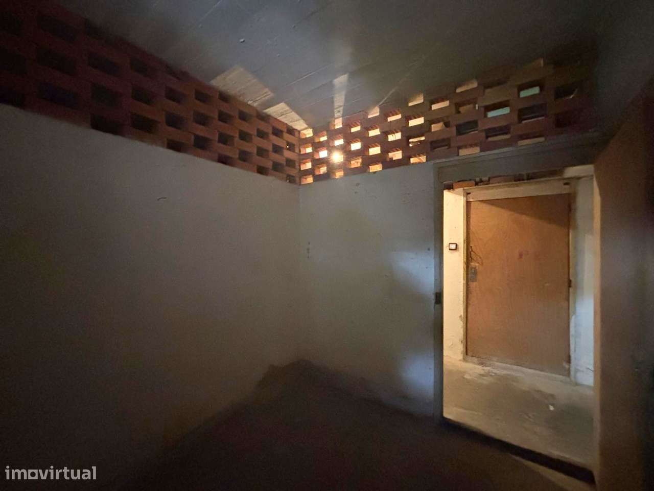 Apartamento T3 para remodelação total nos Olivais-23