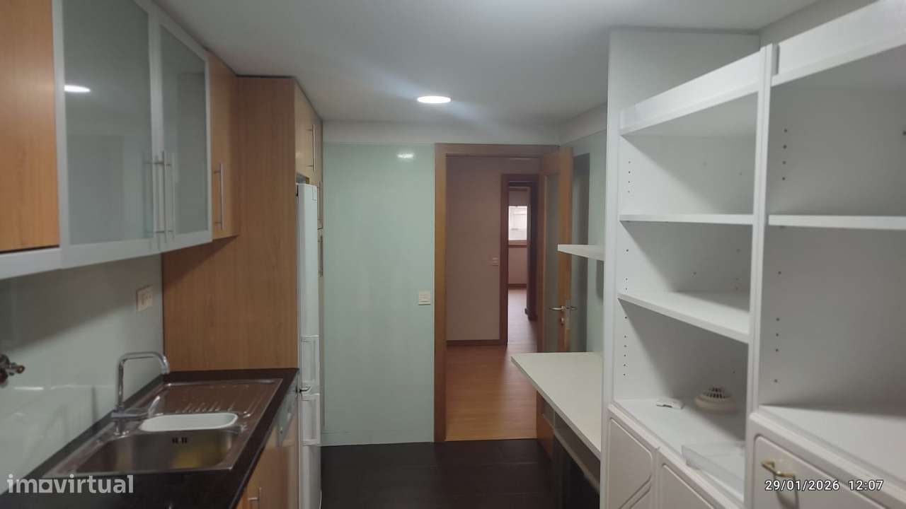 T3 - C/Novo -  Próx. do Colégio Int. Júlio Dinis-C/Varanda e Garagem-2