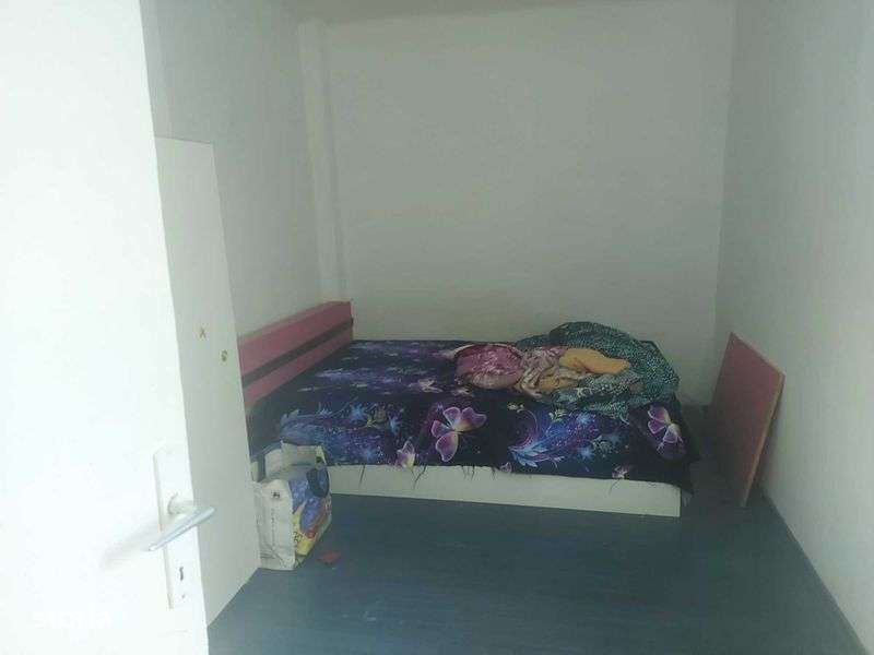 Inchiriez casa la curte, cu 3 camere - Imagine principală: 5/7