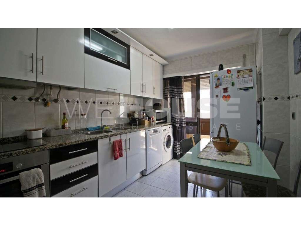 Apartamento T2 com 77m2 e arrecadação localizado na Verderena-0