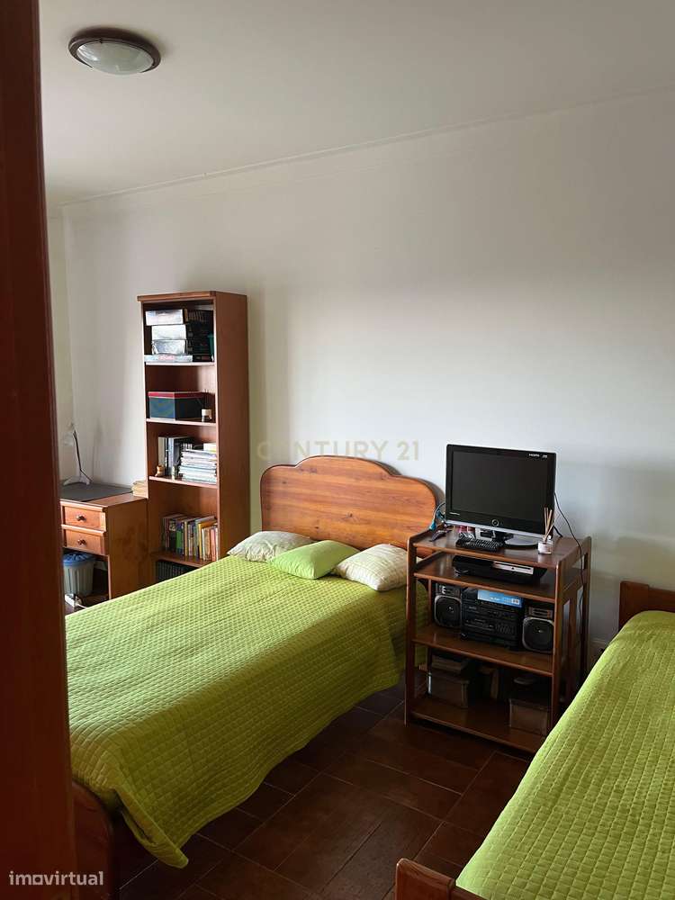 Moradia T4 em condomínio fechado com piscina, vista mar e walking dist-40