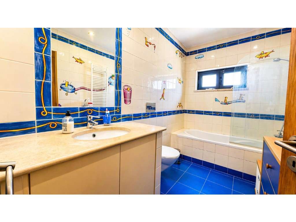 Moradia T4 isolada com piscina privada, jardim, garagem e 595 m² de...-37