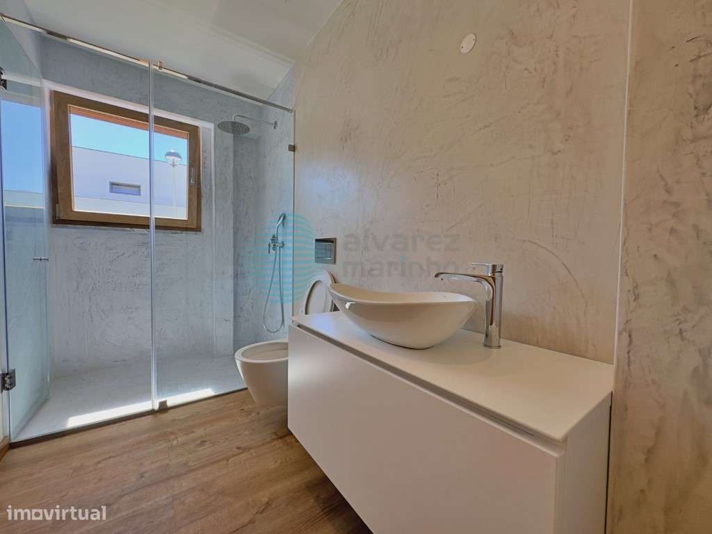 Moradia T4 Independente de Design Contemporâneo com Piscina e Garagem-7