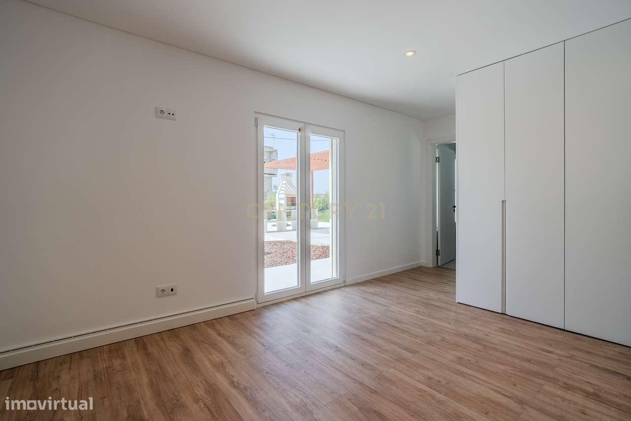 Moradia Térrea T4 totalmente renovada, com piscina, espaço exterior e-11