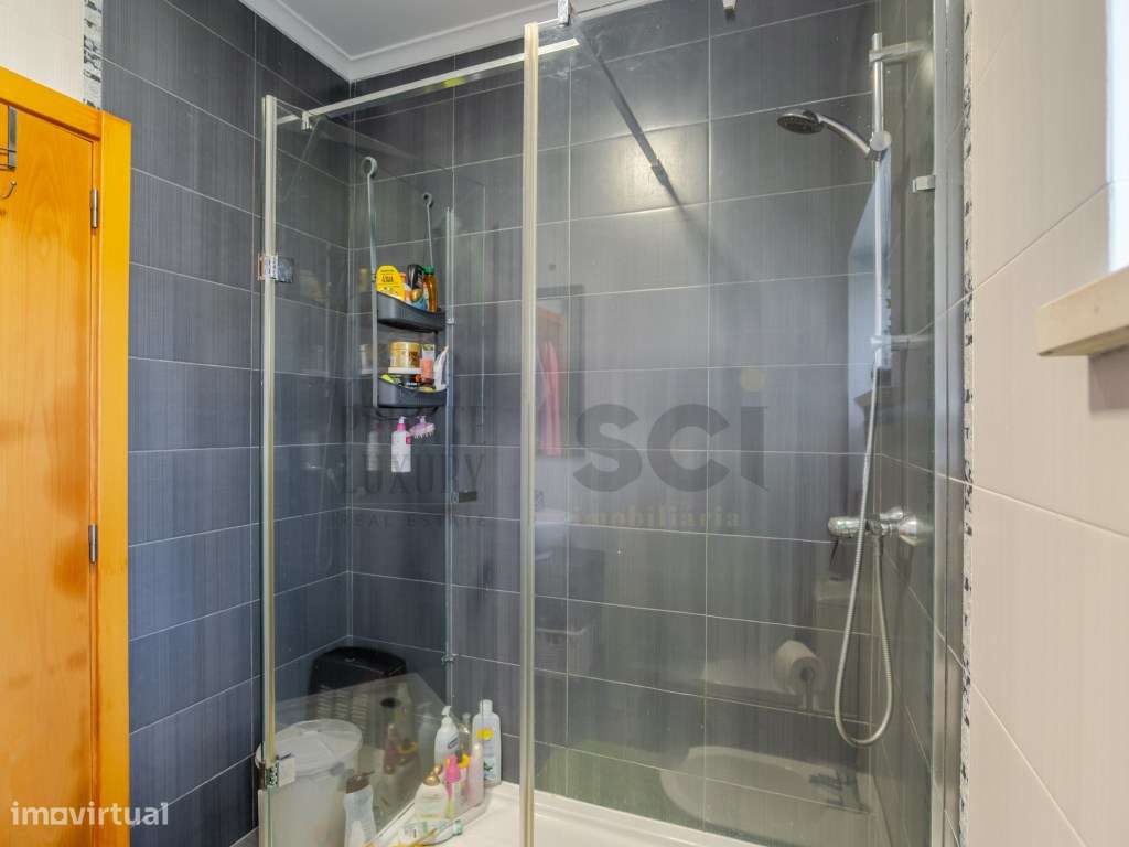 Moradia T4 na Aroeira, contemporânea com piscina e cave-30