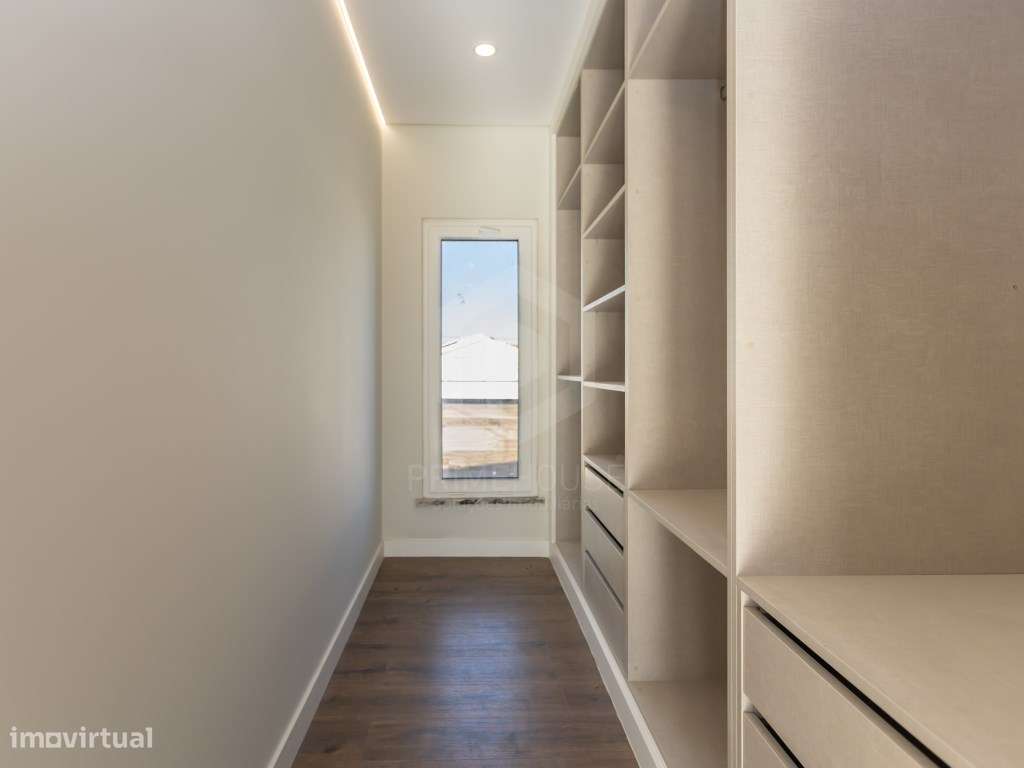 Moradia isolada T5 acabamentos Premium/ piscina e garagem-39