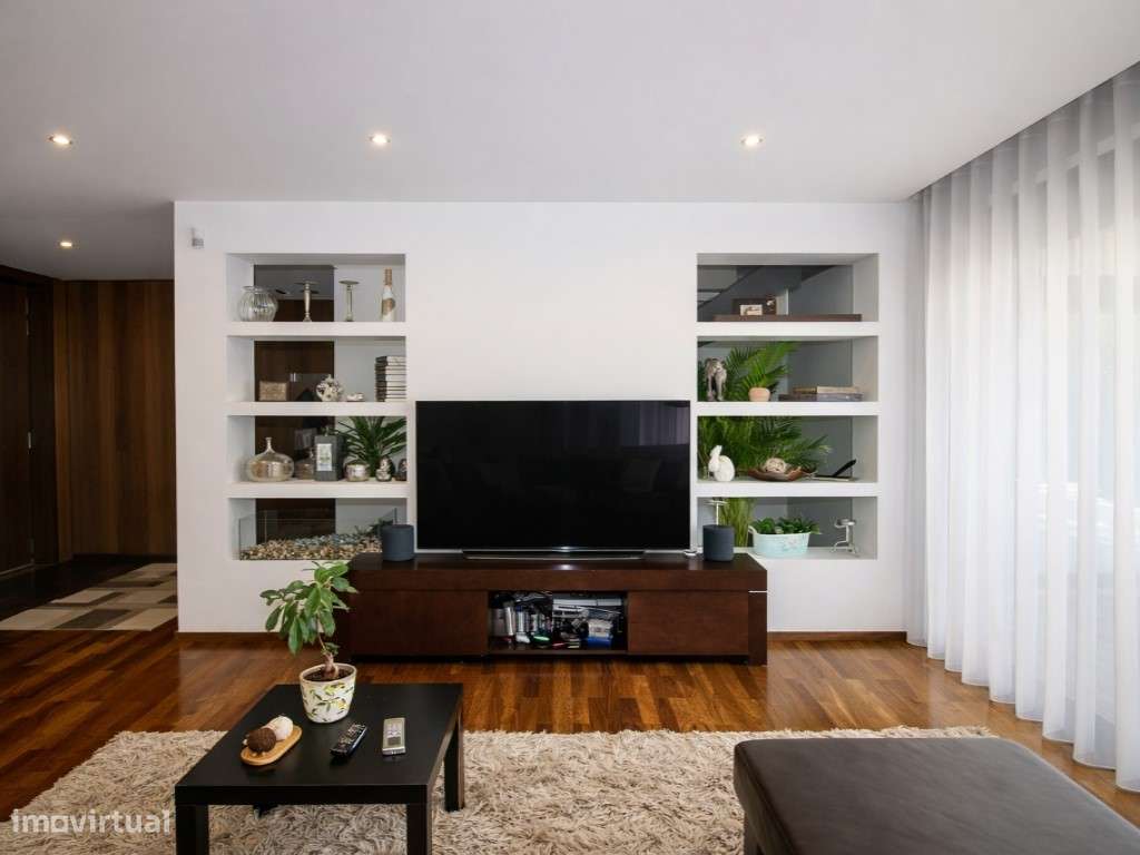 Moradia T4 com 4 frentes e jardim privado com árvores espaço e lumi...-12