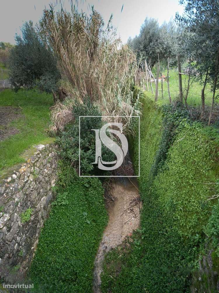 Terreno de 1.320 m² no Calhandriz, na zona da Adanaia  com ribeiro e b-37