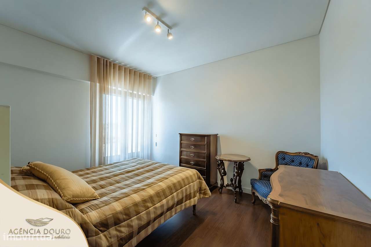 Apartamento T4 com varandas, em Aldoar, Porto-23
