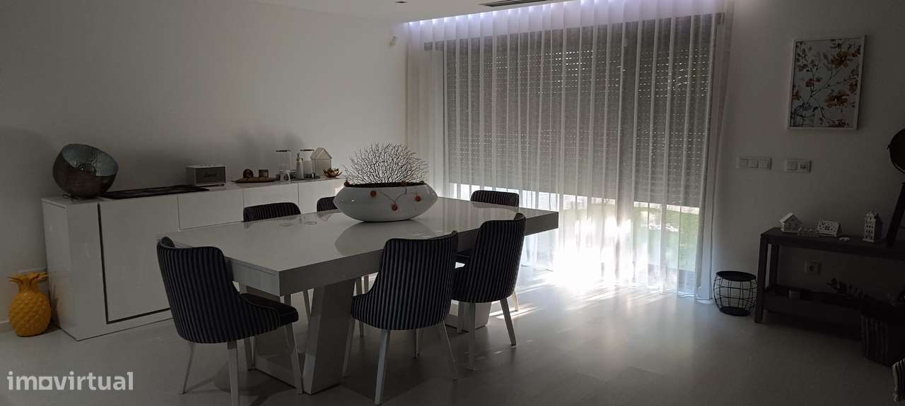 Moradia T5 de Luxo com Piscina e Garagem-6