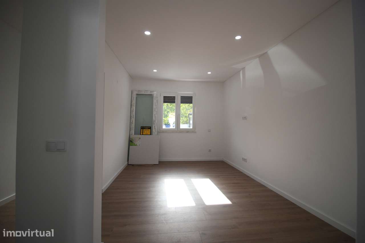 Rc de moradia com Quintal e estacionamento no Seixal-10