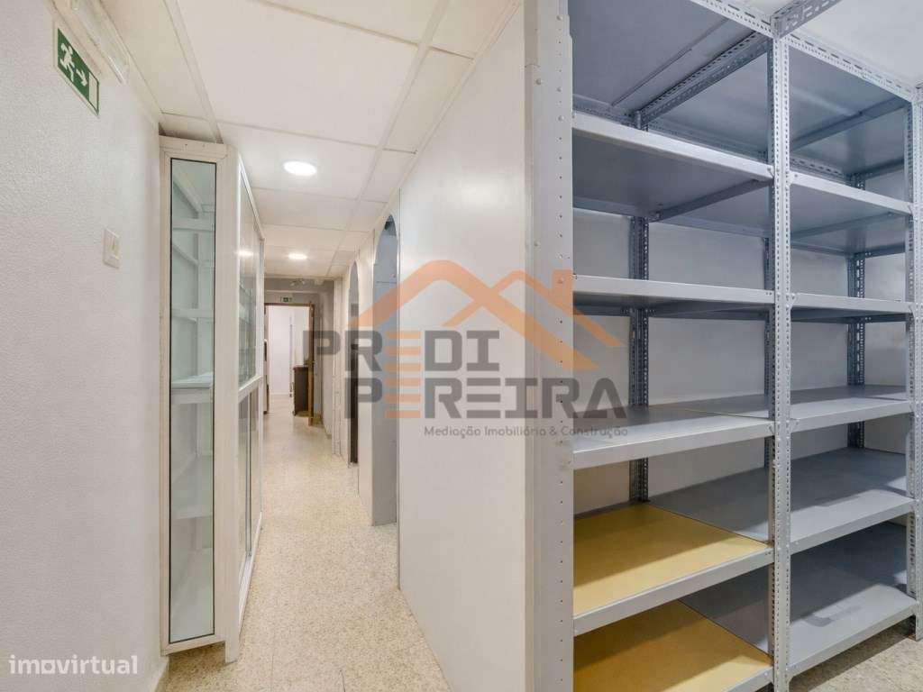 Situado em Odivelas, armazém com cerca de 180 m2.-10