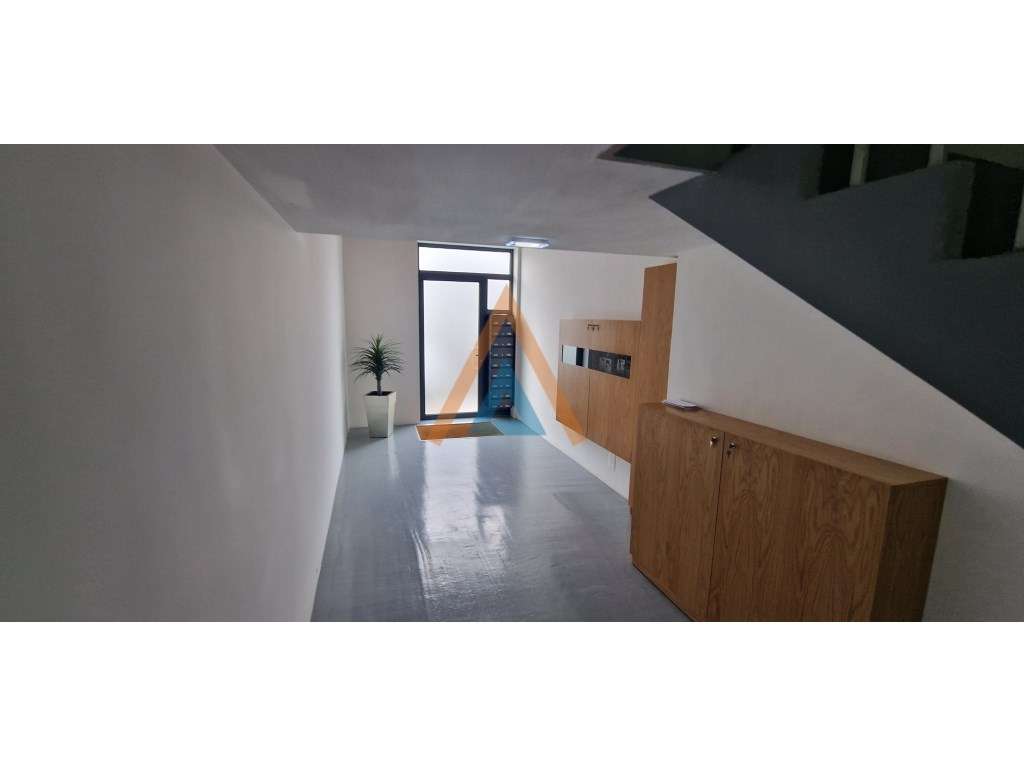 Prédio junto ao Hospital de Santa Maria da Feira - Grande imagem: 4/28