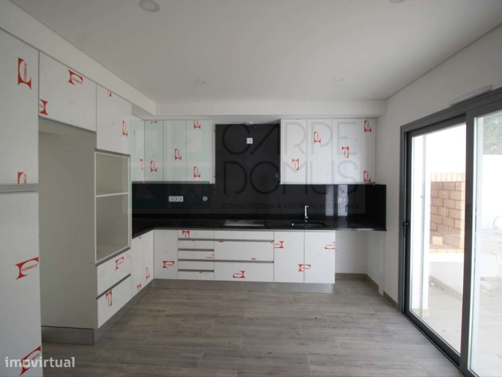 Moradia T2+1 Moderna com Terraços e Estacionamento.-5