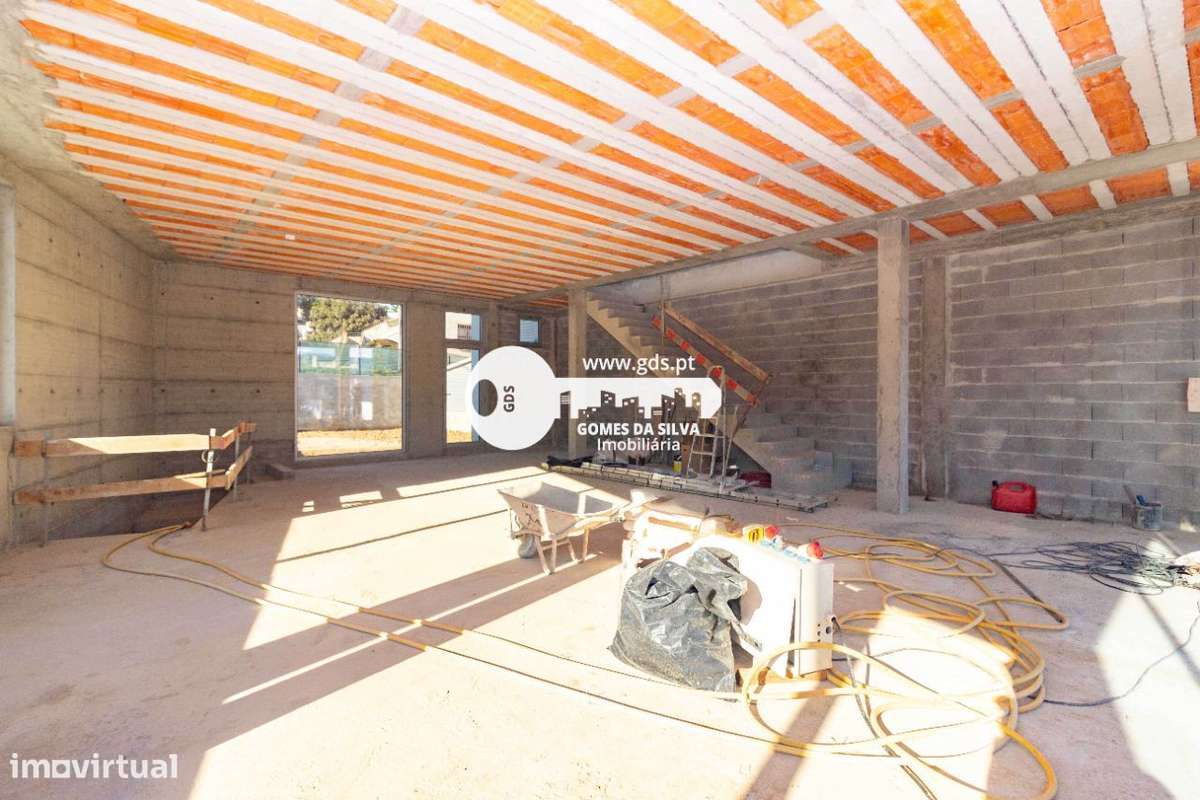 Pavilhão/ Armazém novo com 365m2 próximo da entrada da AE-11