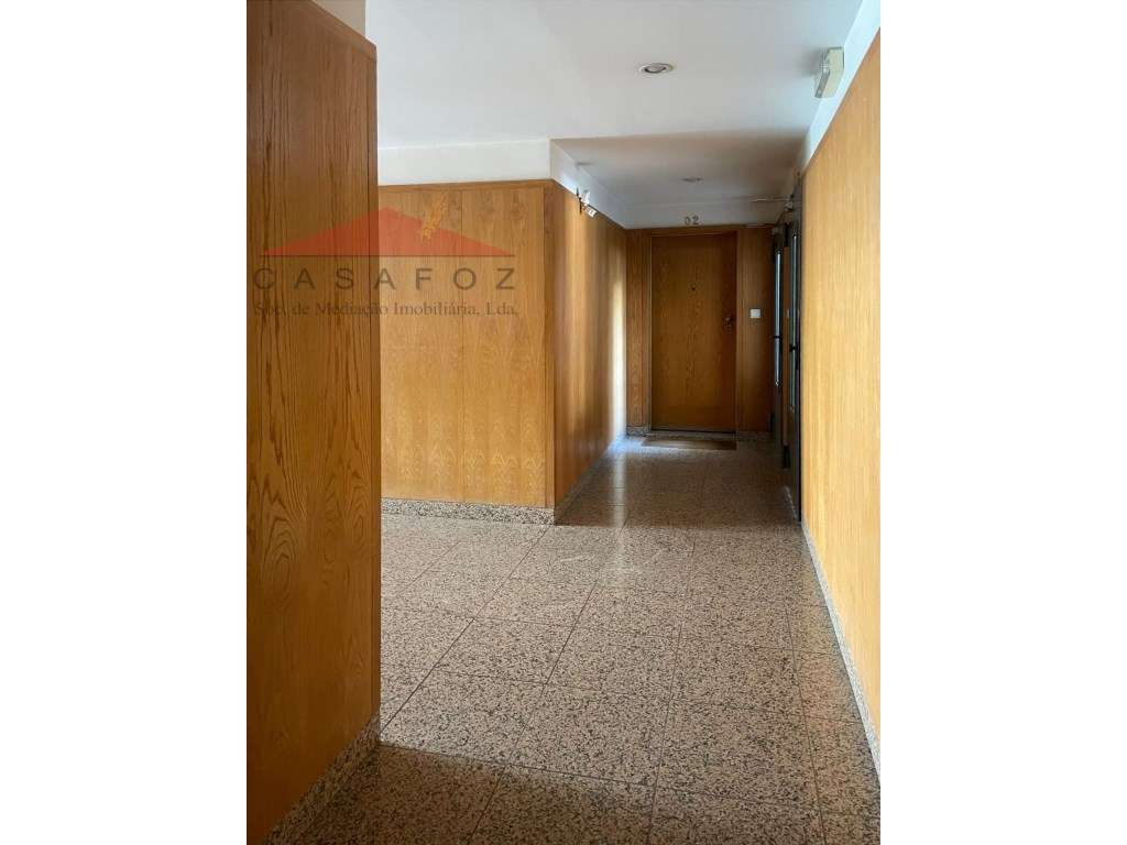 Venda Apartamento T2 em ótimo estado na Rua Lidador-30