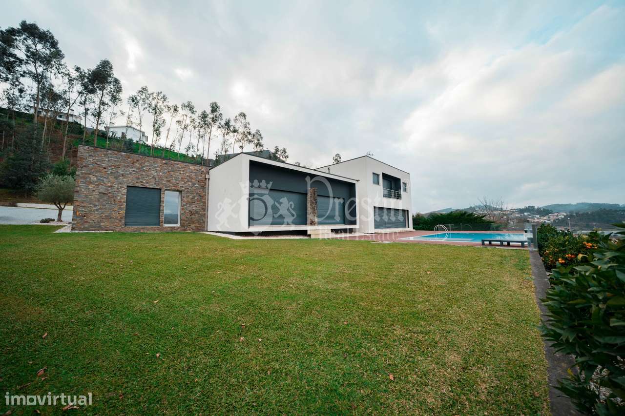 Moradia T4 com Vistas Deslumbrantes em Guimarães-56