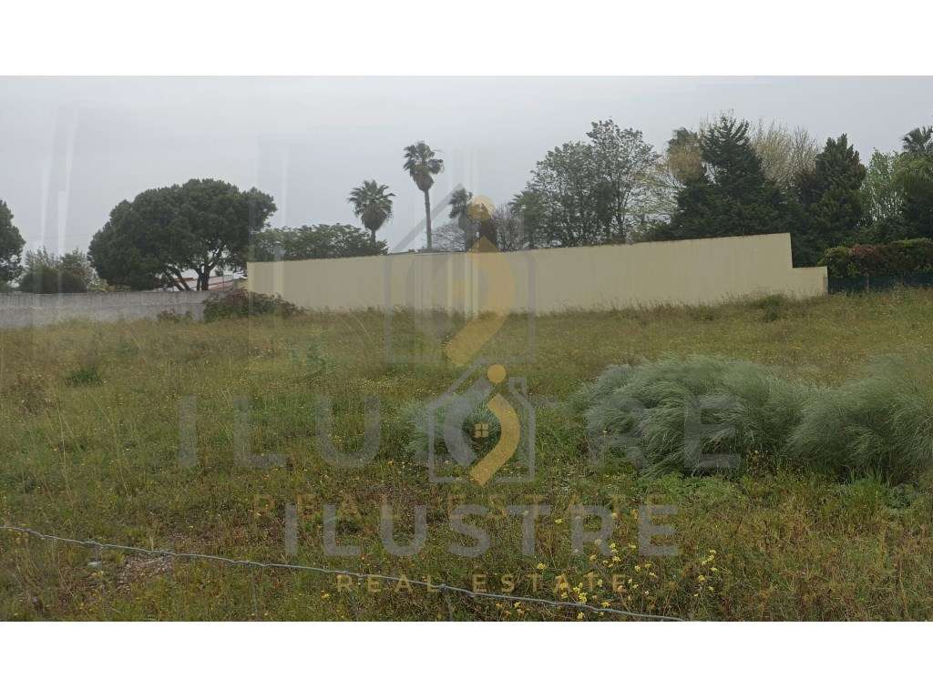 Lote de Terreno com 1171 m2 em Palmela-0