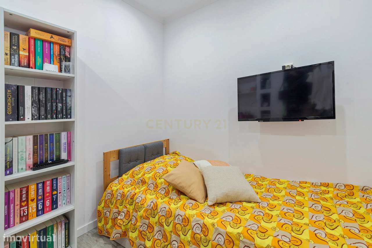 Apartamento T2/3  remodelado com excelente luminosidade e varanda fech-16